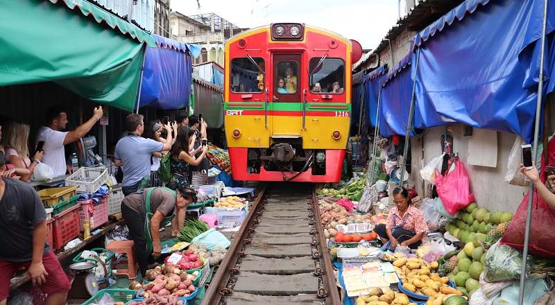 Mercado sobre las vias de Mae Khlong