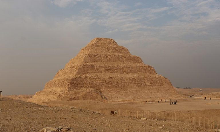 Visitar La Pirámide Escalonada De Saqqara Desde El Cairo